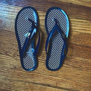 Vineyard vines flip flops